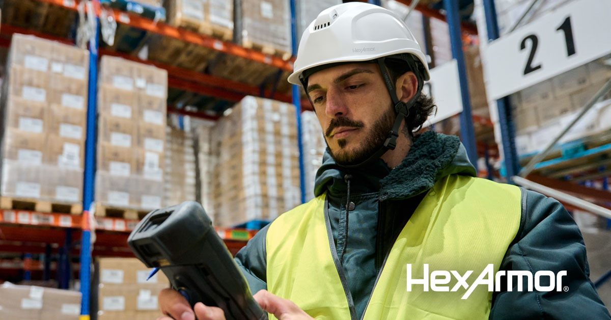 Worker wearing the Ceros® XP450A safety helmet. 