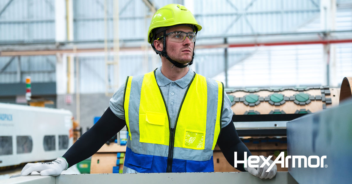 Worker wearing hi-vis yellow Ceros XP450A safety helmet with Mips safety system. 